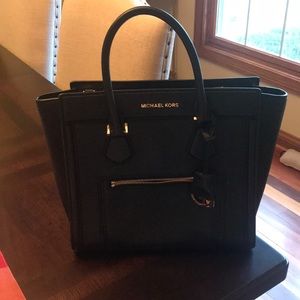 Black micheal kors bag
